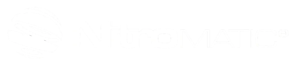 Logotipo blanco de empresa especializada en marketing digital y desarrollo web, optimizado para visibilidad en fondos oscuros.